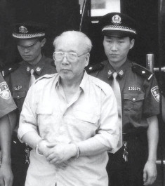 砰！”1998年，一古稀老头和寡妇正在床上翻云覆雨，突然，房间门被人踹开了，只见