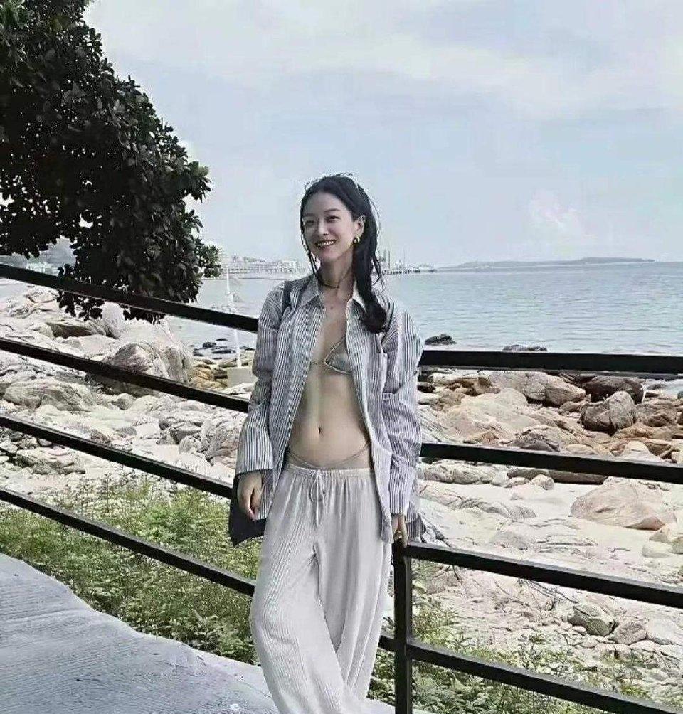 倪妮的穿搭风格大胆前卫，尽显独特时尚品味，举手投足间散发着自信魅力；而她优越的身