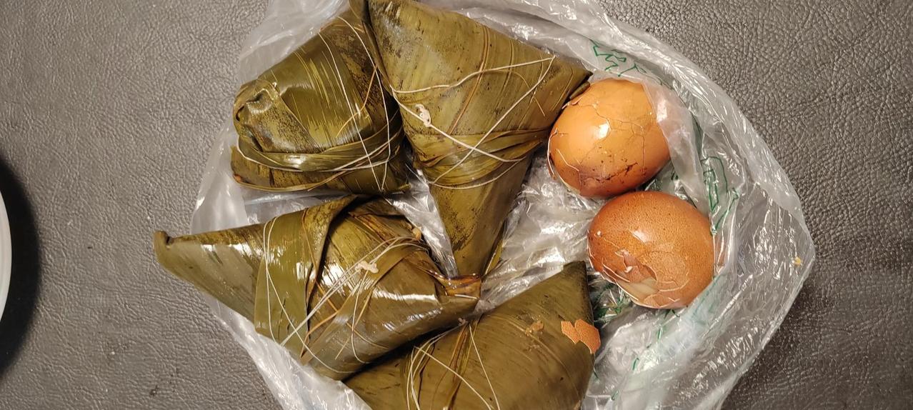 对门邻居连续三年都给我送来了粽子，但是今年我没有收到。其实并不是为了吃她的几个