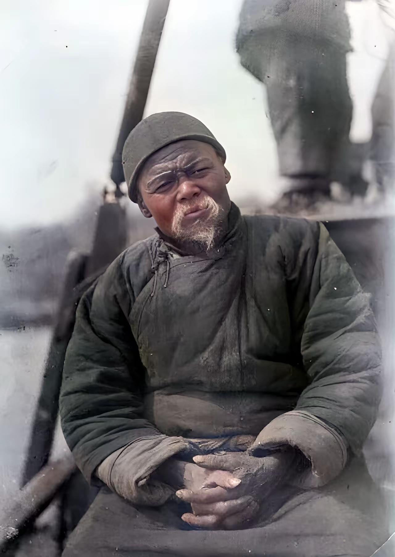 民国船夫的沧桑：五十岁的年纪，八十岁的面容民国时期，一名船夫坐在船上休息。