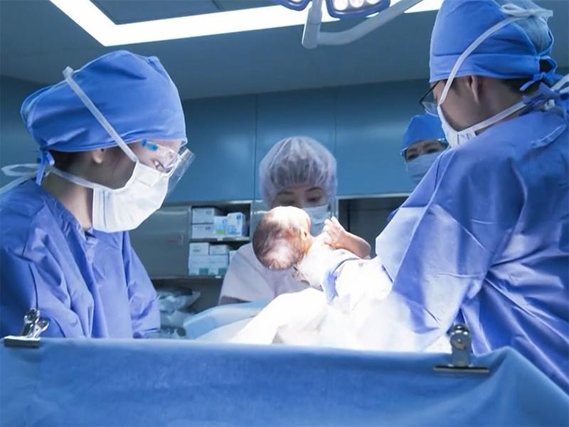 28岁二胎孕妈剖腹产子, 手术室内医生冷汗直冒, 术后怒斥家属不要命