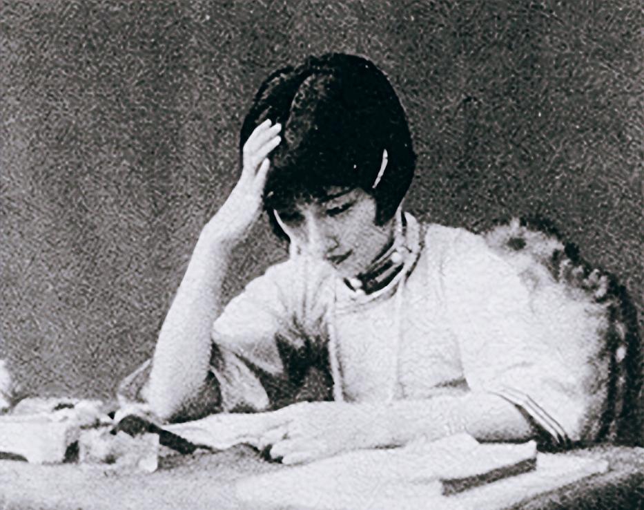 民国时，一天晚上，陆小曼当着公婆的面，撒娇说：“摩，我好累，抱我上楼！”徐志摩赶