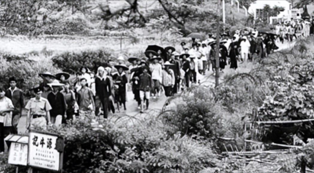 1980年，一群从内地逃到香港的人在排队领身份证，那时只要到香港就能领证