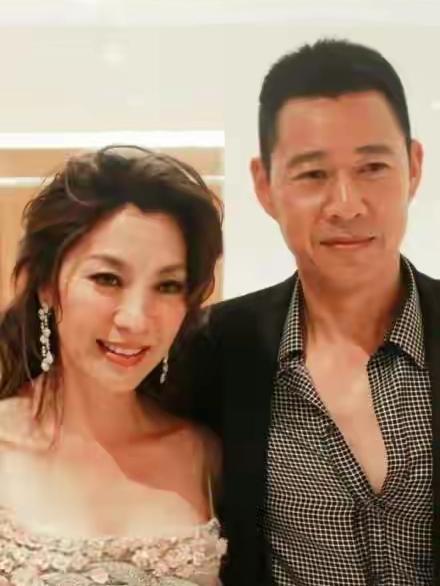 张丰毅与霍凡，老夫少妻的典范。一个今年69岁，一个今年57岁，虽然有12岁的年龄