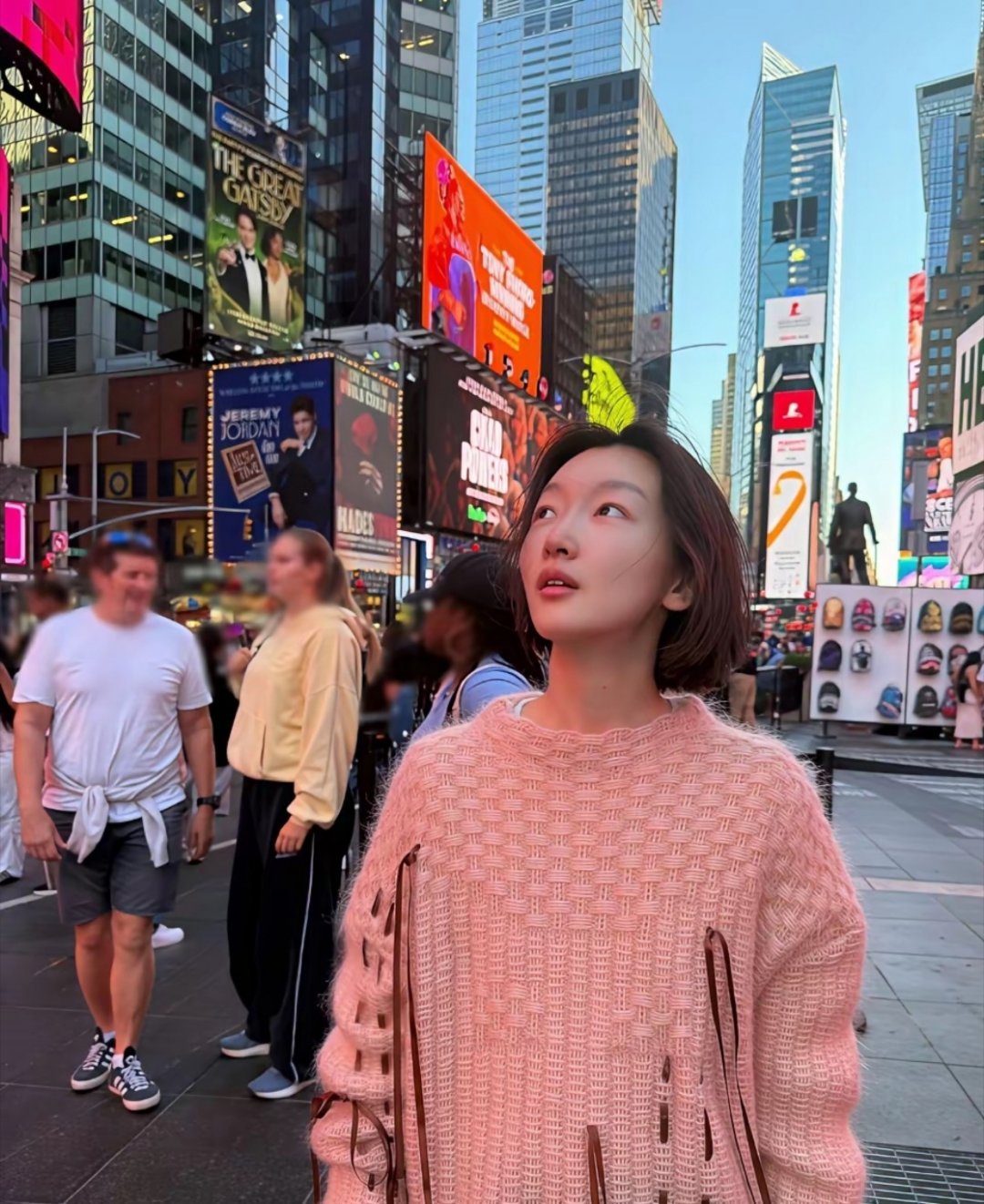 周冬雨跑去纽约游玩，那边天气这么冷么，已经穿上毛衣了​​​