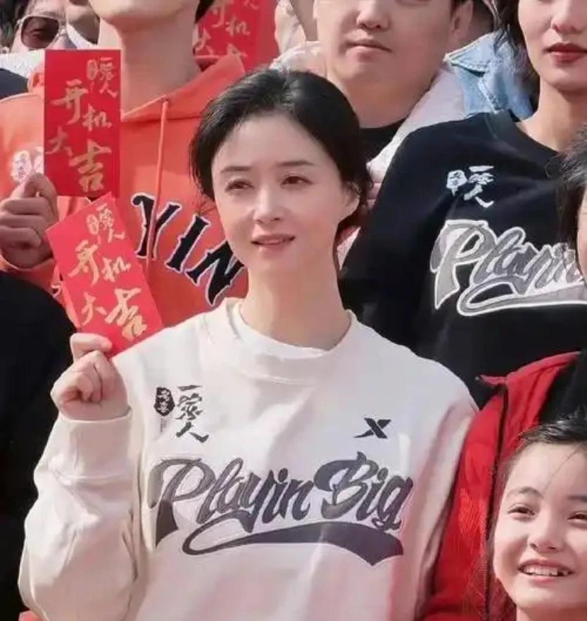 42岁蒋欣生图一曝光便疯传网络，她真实自然的模样太惊艳！没有精修下的夸张比例，却