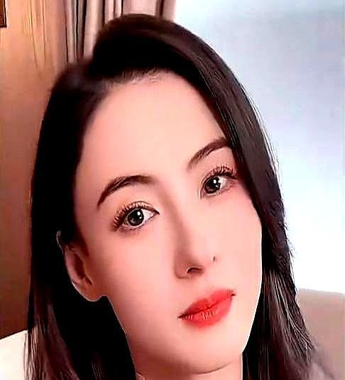 15年了，谢霆锋和张柏芝在新加坡球场的这次同框，比任何一部电影都真实。镜头里，