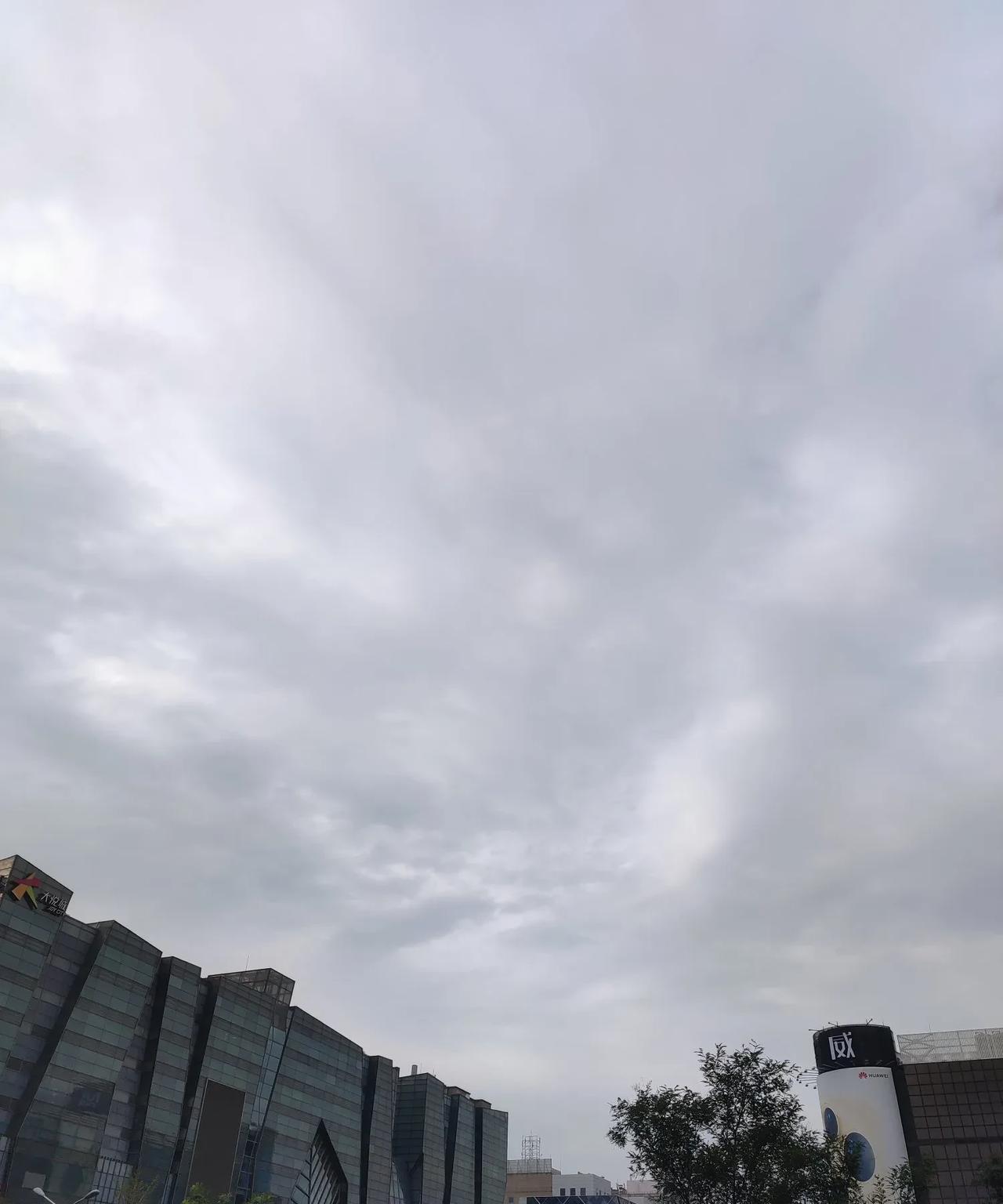 北京进入秋天了，最低温度只有11℃！雨后的京城，冷飕飕的，特别凉快，一夜之间就