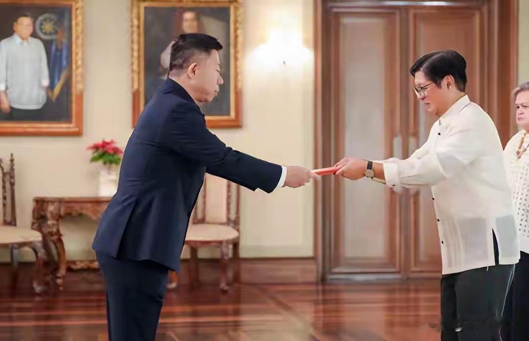 局势有变？接过中国驻菲大使递交的国书，马科斯说了让人意外的话当前中菲正处在一