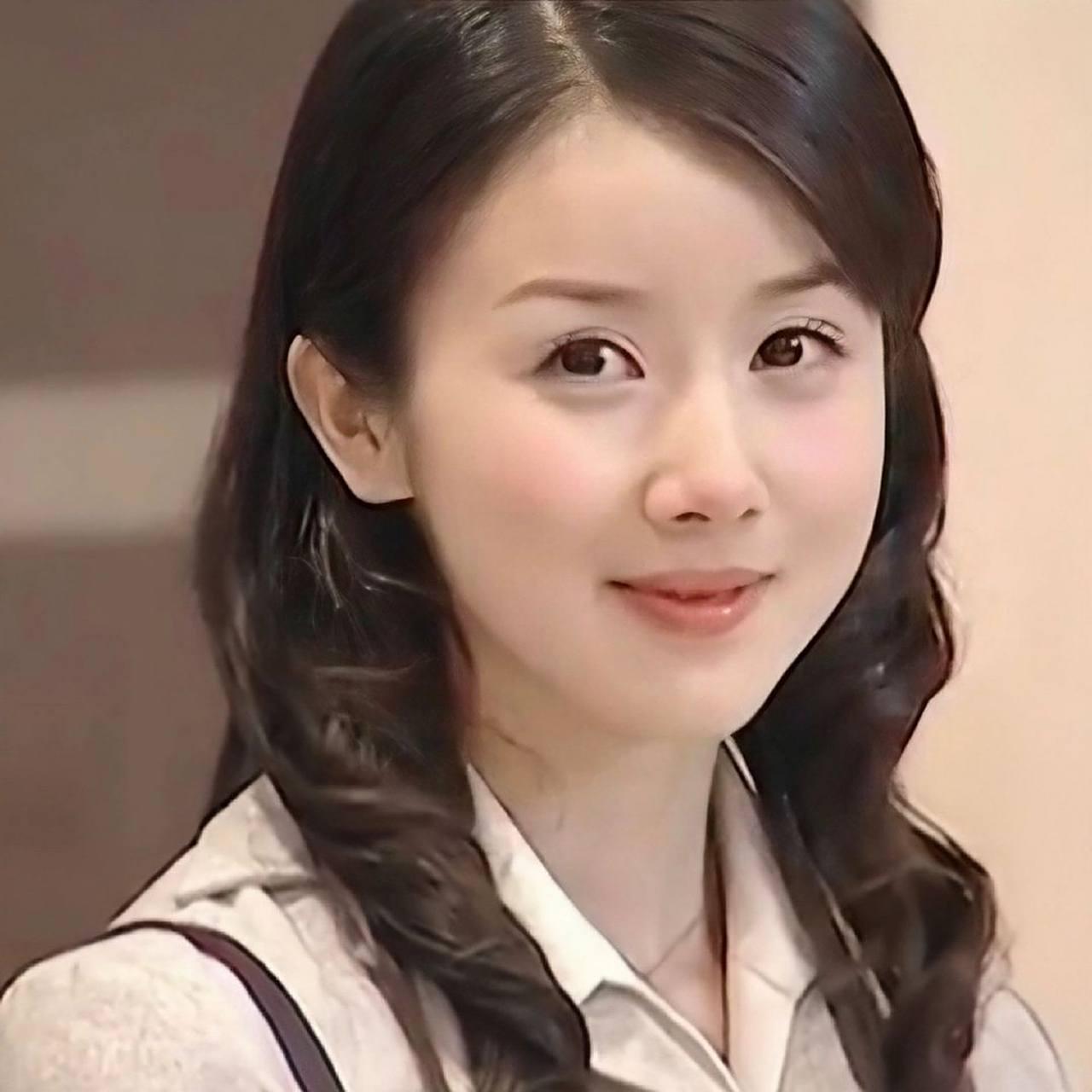 演员孙菲菲发文官宣结束十一年婚姻，直言无需伪装美满，不愿欺骗大众，目前状态虽不完