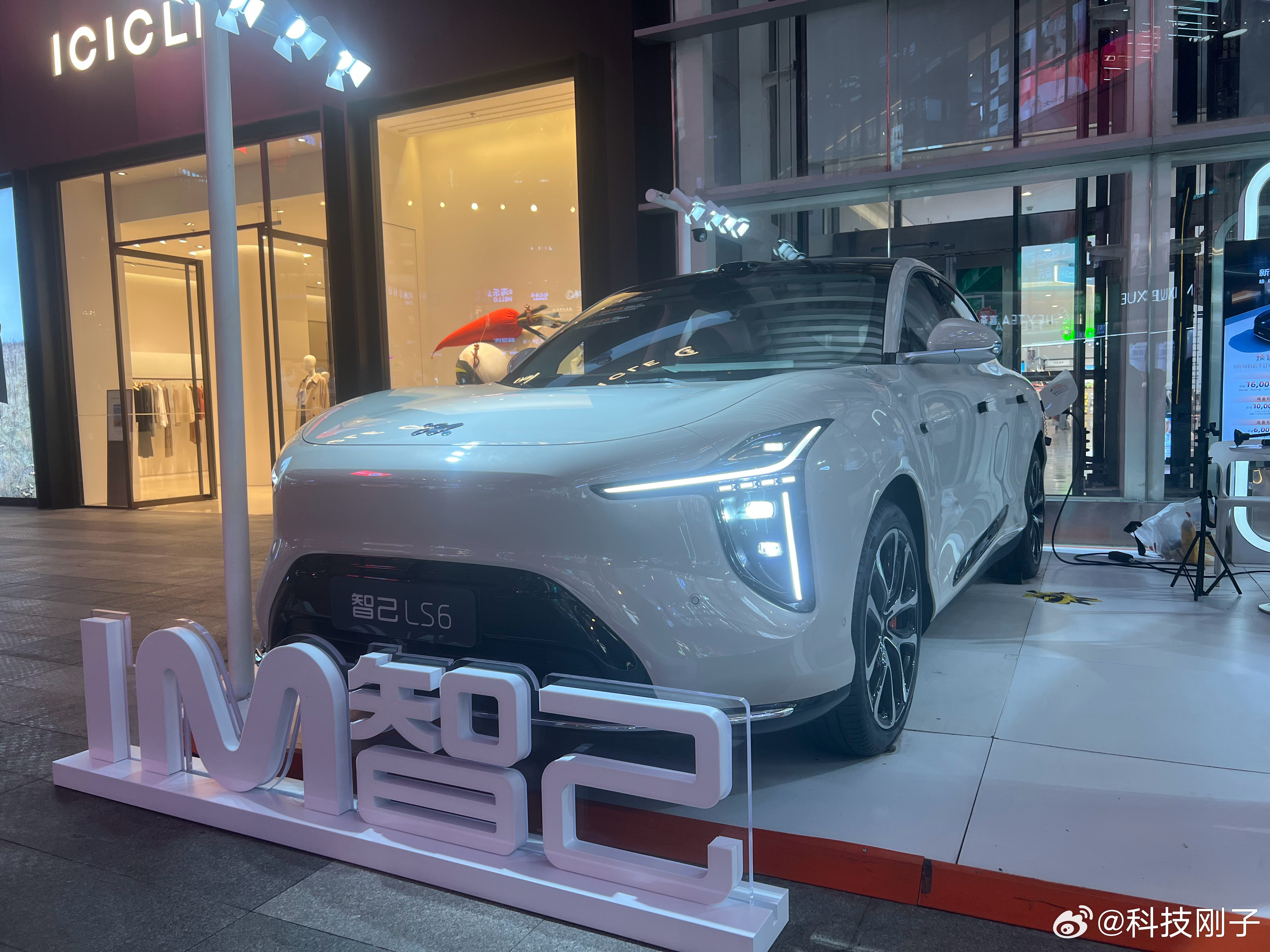 智己LS6价格一出全体起立智己LS6这次上市，完全是带着“搅局者”的姿态来的，