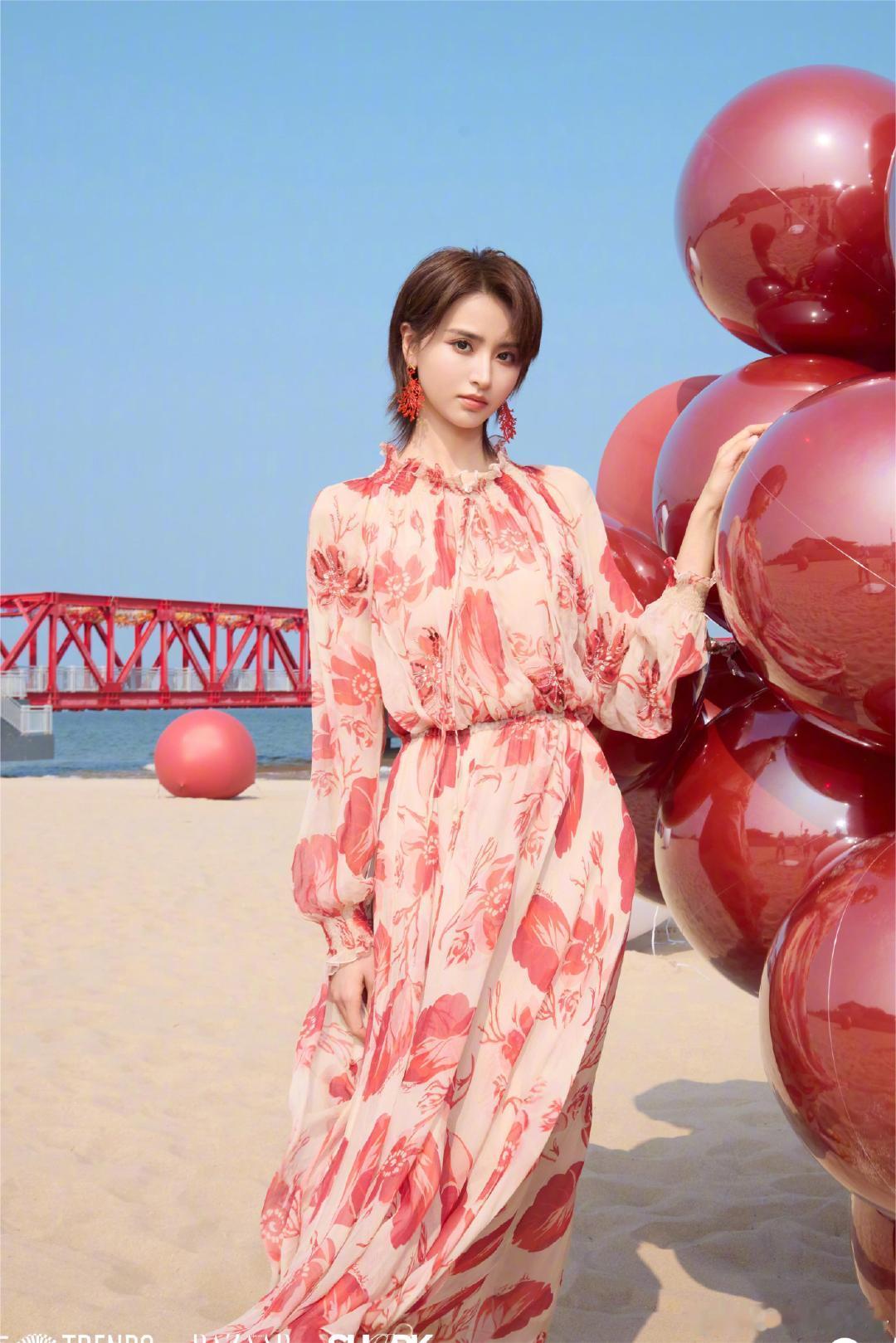 金子涵退圈后首个活动金子涵超短发造型金子涵在宣布退圈后参加首个时尚活动，红棕色