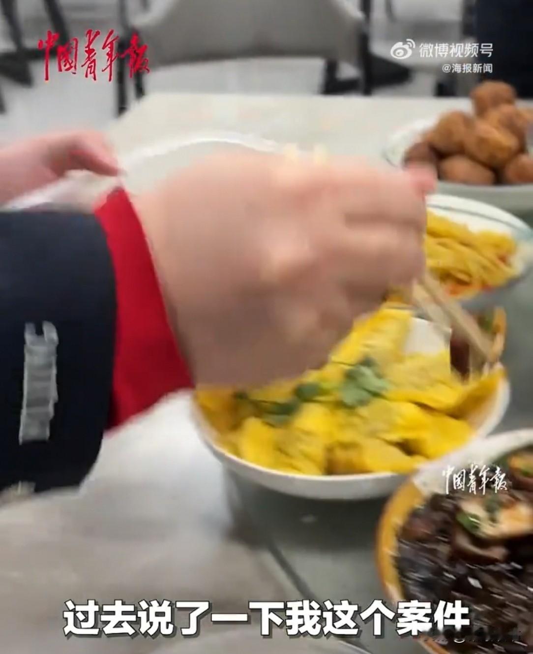 安徽一女子家中被盗赶来报警。民警听完案情，当场哈哈大笑：“竟还有人偷这个！”一旁