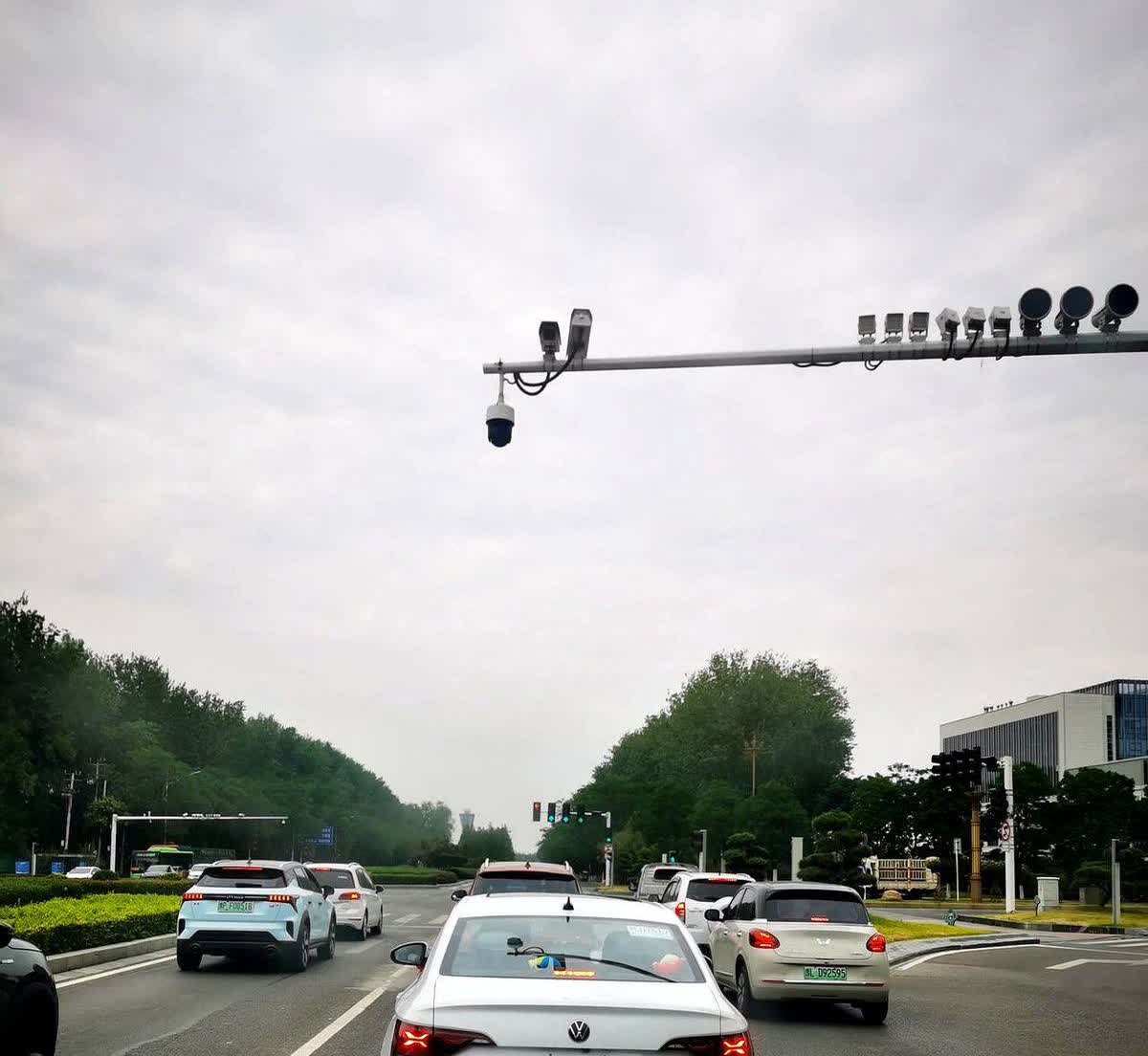 现在什么人还会购买大众汽车呢？今天在路上看见了一辆崭新的大众速腾，连牌照