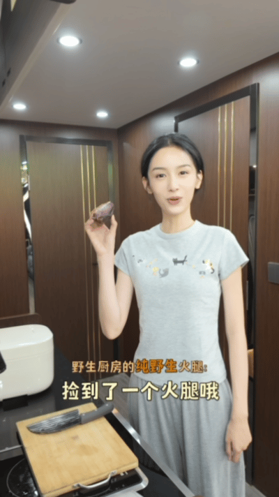 刷到周也的做饭vlog，瞬间被圈粉！她不摆明星谱，认真处理食材、耐心分享技巧，让