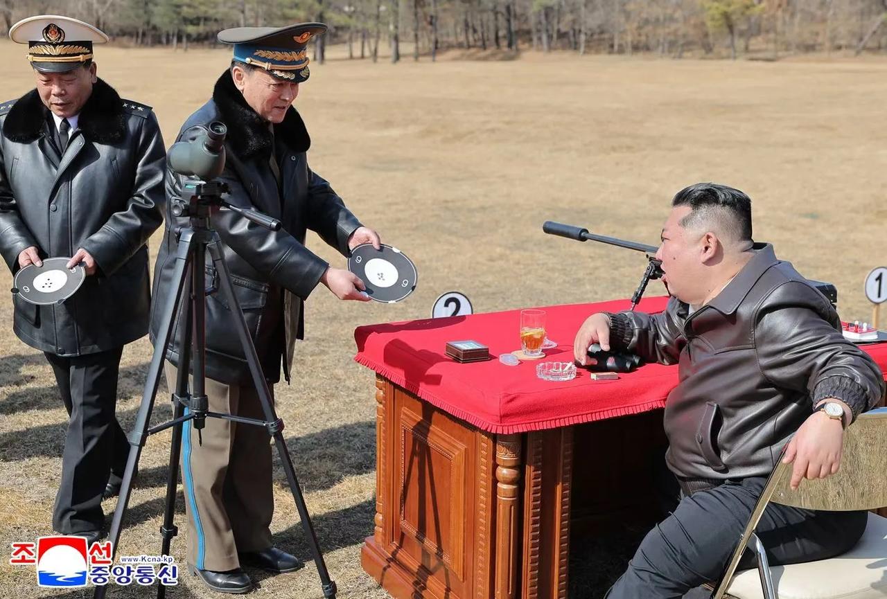 都来过把枪瘾。人手一把狙击枪，好飒。这种朝方推出的新型狙击枪外形类似奥地利的斯太