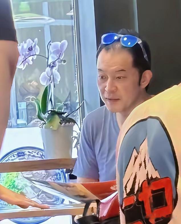 胡可和沙溢的两个儿子一直在英国读书，经常被网友拍到一家四口在英国吃饭逛街的照片。