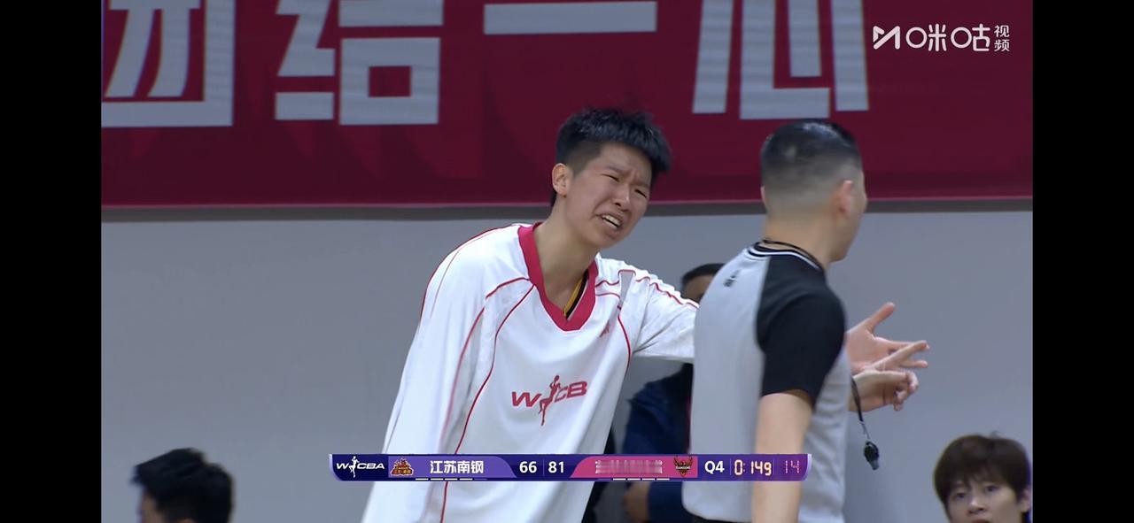 东莞女篮女篮主教练今晚对裁判疯狂发飙！对此，我最想说的是，连你们东莞女篮主教