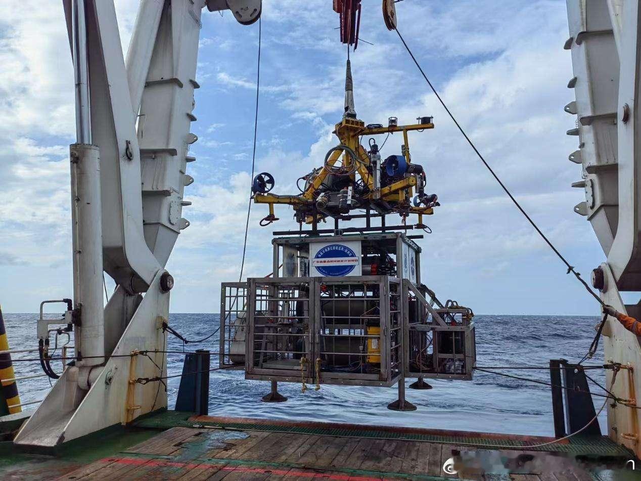 近日，由南方海洋科学与工程广东省实验室（广州）牵头研制的“海底冷泉原位智能监测/