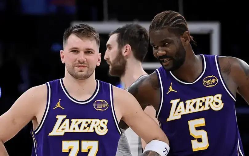 湖人今天栽了。119比132输给马刺，连半决赛都没进去。湖人名宿沃西