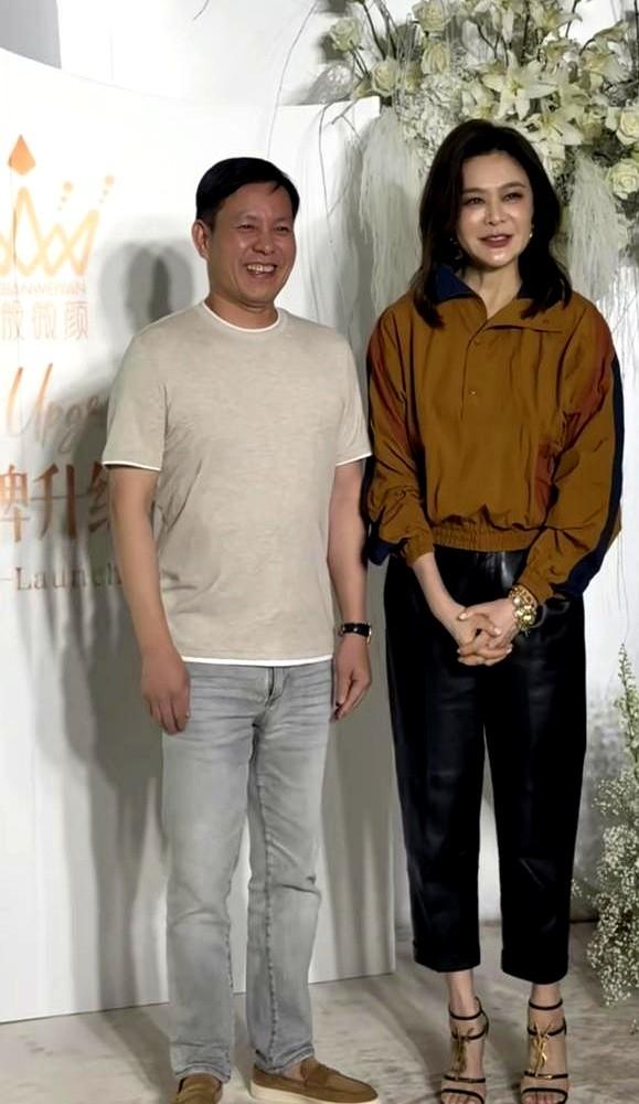 没想到，50岁的成功人士，也会有这一面啊！老杨在自家饭局上碰见了关之琳，他当着