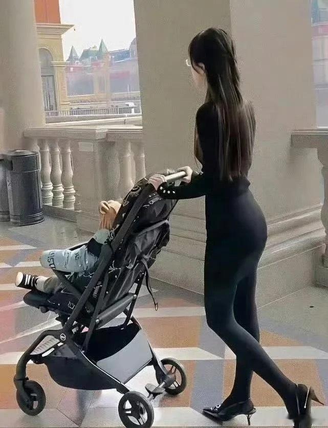 羡慕了！真奇怪！为啥她生完孩子后身材还能保持这么好？