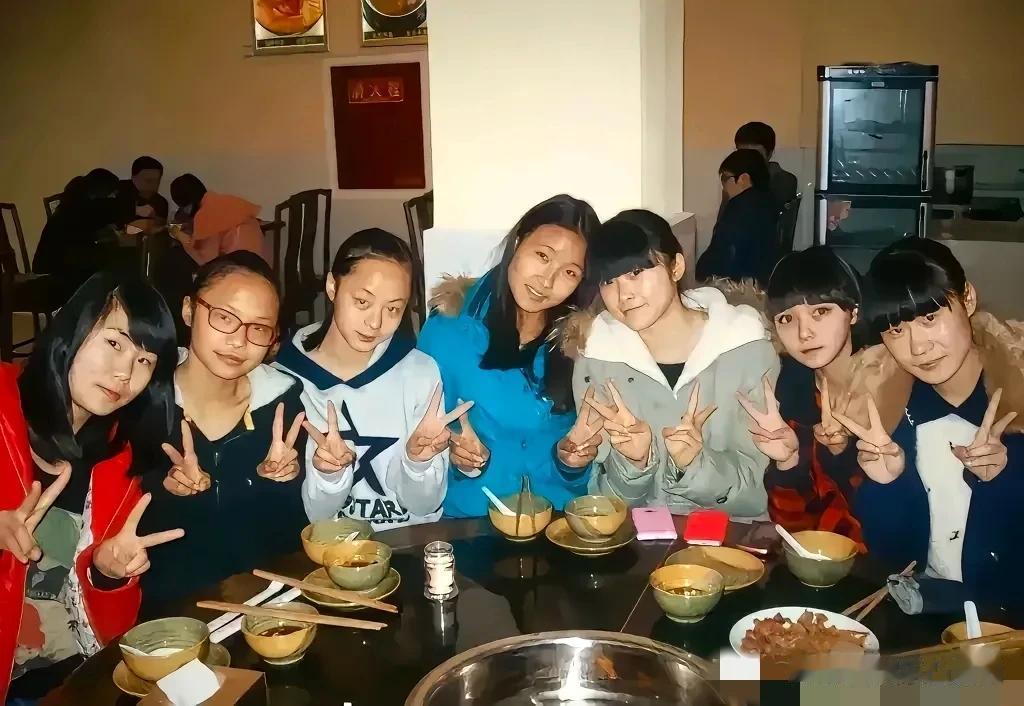 第一张照是高中时期，吴艳妮和同学们一起聚会的情景。那时候的吴艳妮看起来淳朴纯真