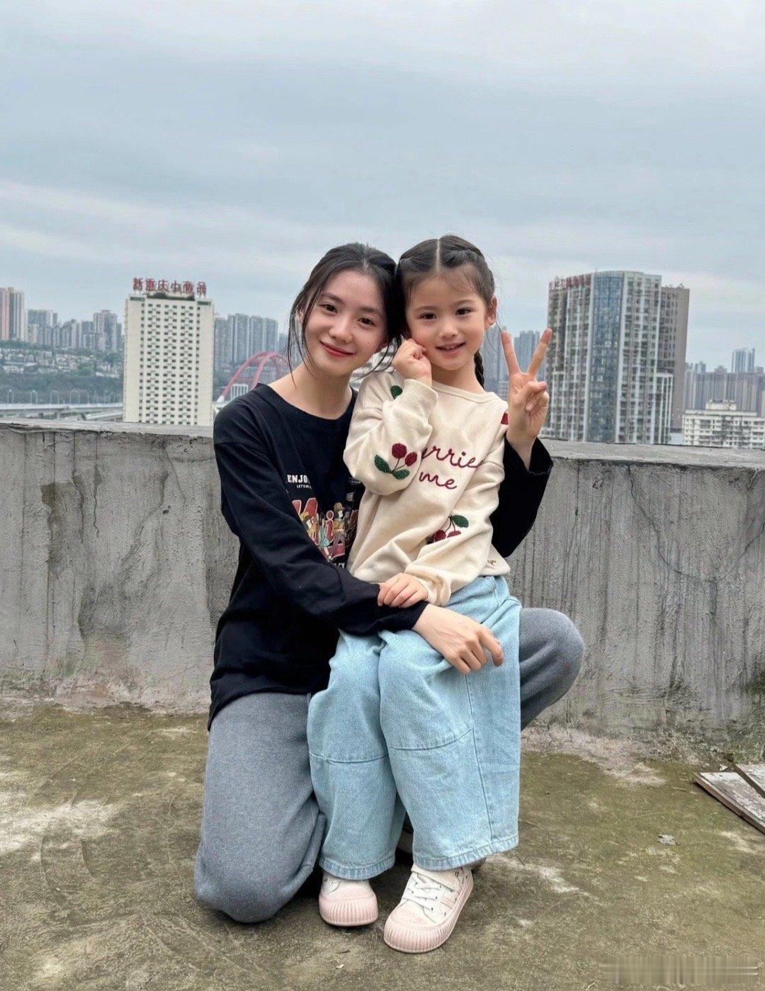 存儿的头身比例..天呐！这脑袋和小孩子的几乎差不多一样旁边的小妹妹也超级可爱
