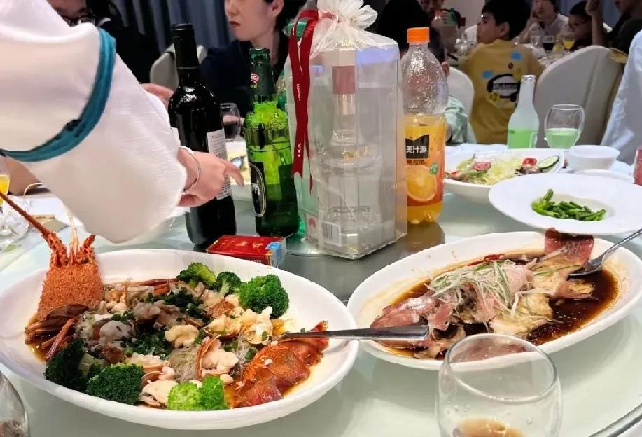 现在的亲戚太现实了！外甥女结婚，我和老公都去了，我们随礼2000块钱，我哥一家