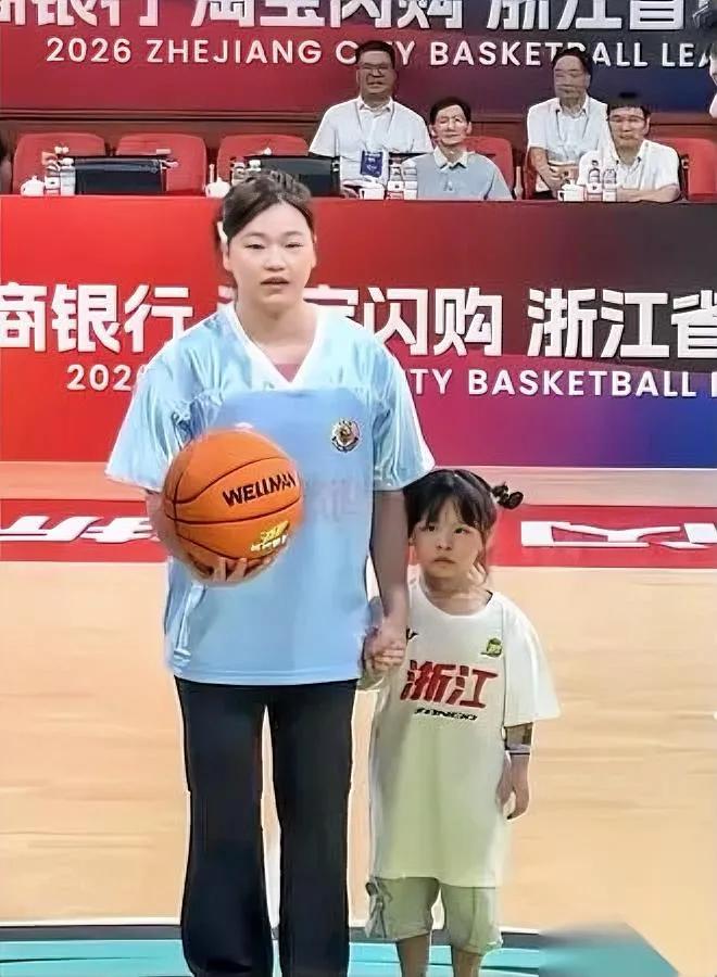 看全红婵最近的状态我直接干了件大事把家里攒了大半年的减肥装备全清了，跑步