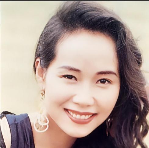 叶童回应亲哥哥李忠宁当保安。叶童说，我知道他现在在香港当保安，收入很低，但我不会