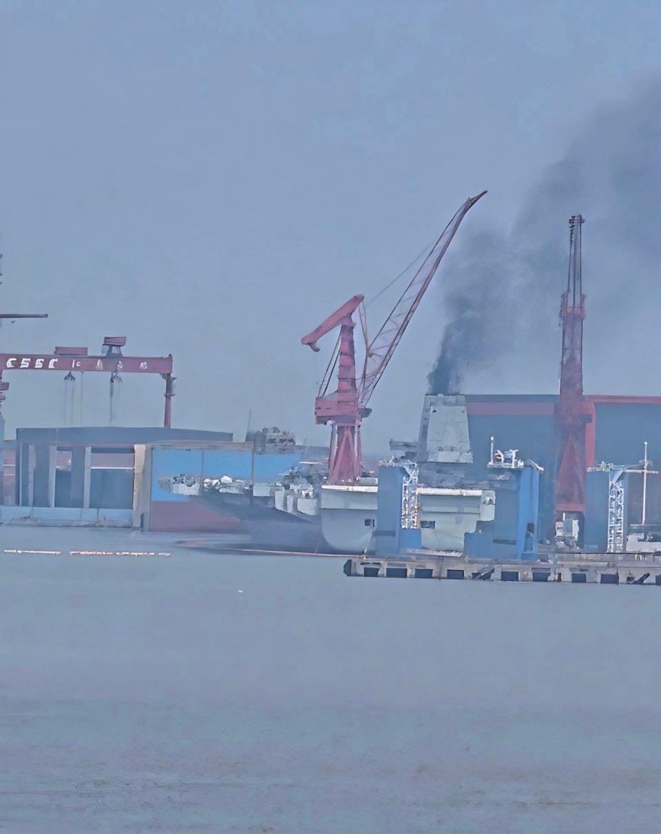 “福建”舰的烟囱开始冒烟，动力系统启动，要南下了！从5月份到现在已经等了3个多