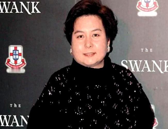 谁说豪门只有算计没有真情？何超蕸去世后，何猷君深夜晒出两人肩并肩、笑得特开心的