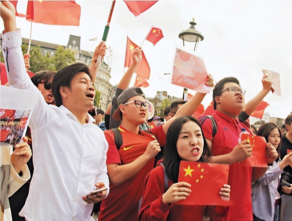 一个菲律宾人发帖称，中日两国气氛紧张，他原本发了篇短文想批判中国大陆民众喊战的这