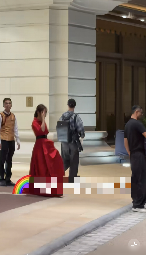 林心如穿着那条中国红长裙，踩着10厘米高跟，下了台愣是舍不得脱。晚会都散场了，她裹着演出服小心翼翼挪