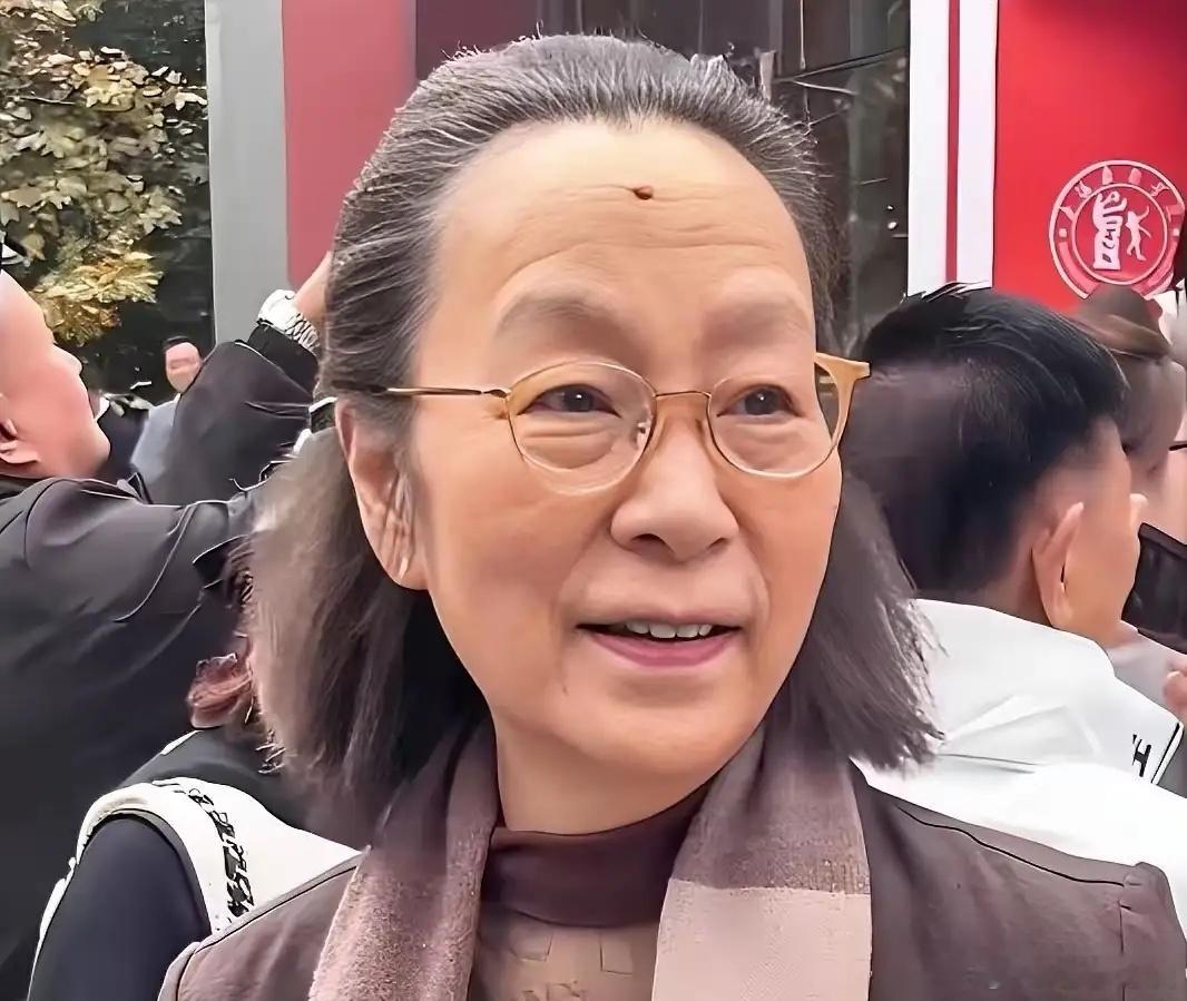 奚美娟终于表态了！在上海戏剧学院八十周年校庆现场，面对媒体对“儿子生父”传言的追