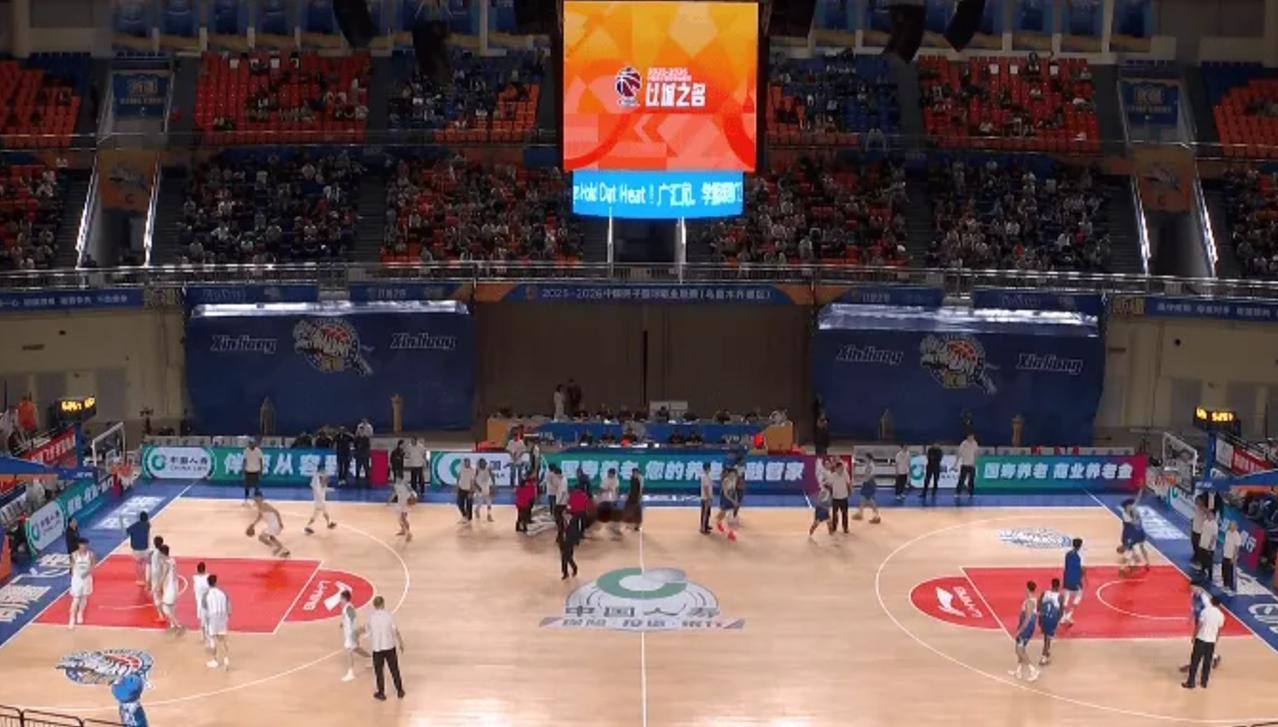 尴尬，新疆队主场漏水，修复时间长达70分钟！CBA常规赛上演一场令人啼笑皆非又