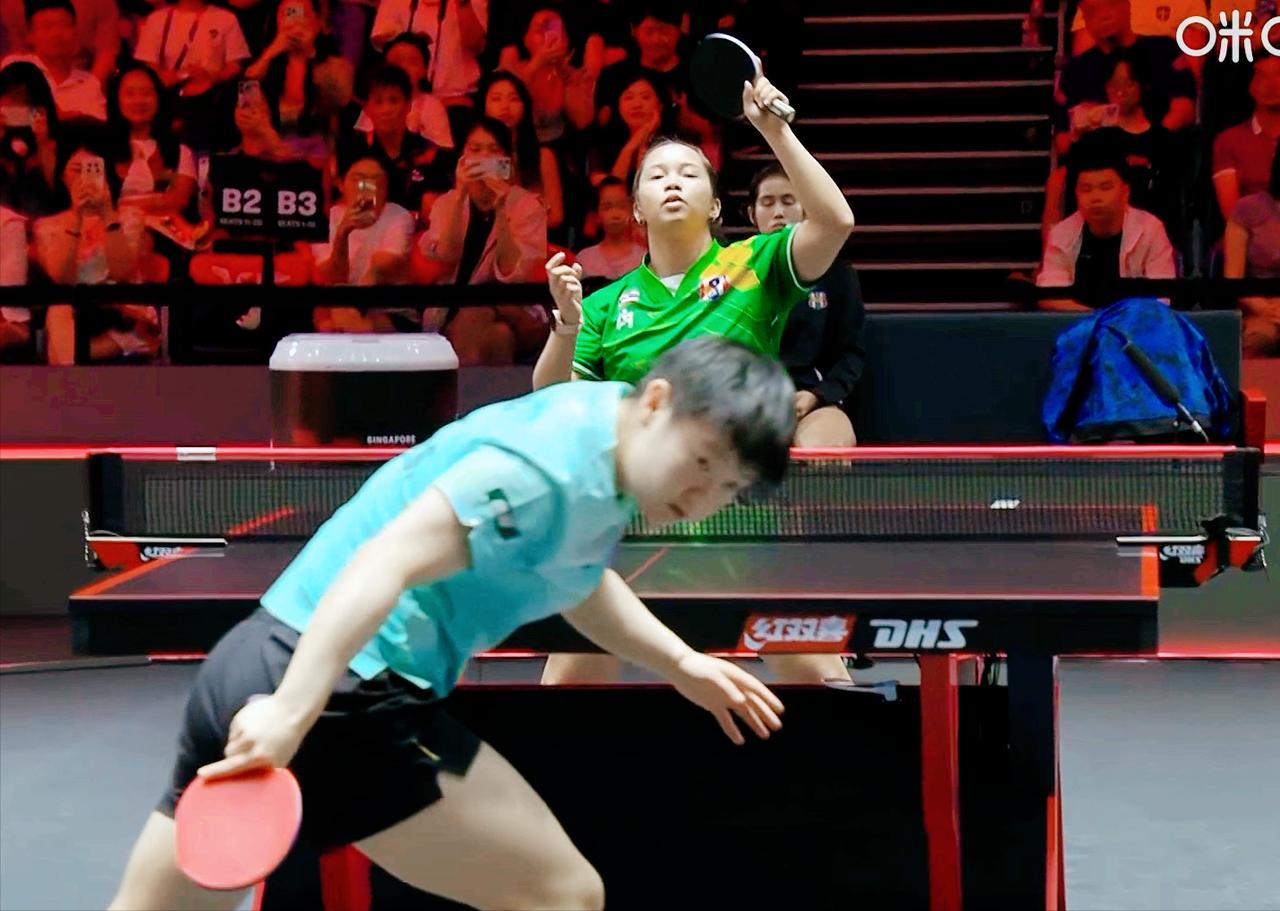 笑死我了！帕拉南朝天打了一个球！孙颖莎立马低头，难道怕球掉下来打到自己，哈哈