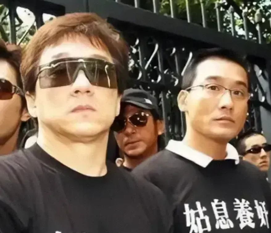 1995年，周润发想要进军好莱坞，便推掉了一切港片邀约，然后他就在自家后花园发现