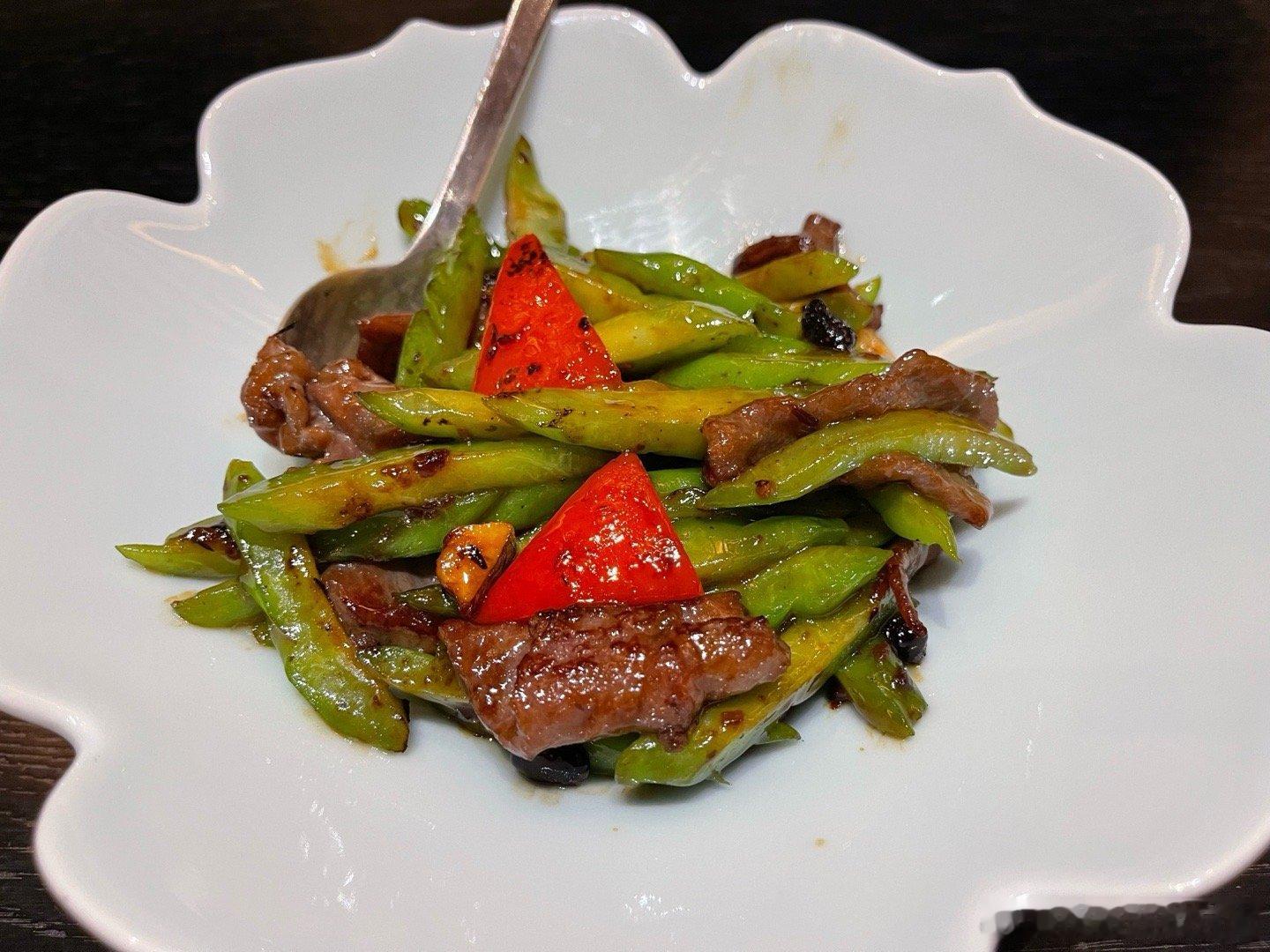 恰饭恰饭晚饭还是恰理想i8活动的饭本来以为还是酒店自助餐我还琢磨吃烤生蚝呢嘿！