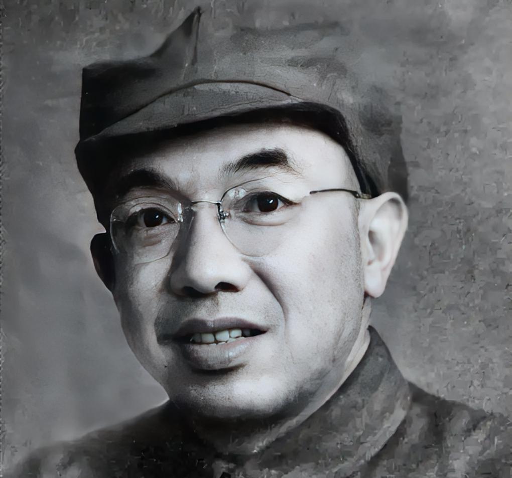 1965年6月，杭州召开华东省市负责人会议。曾希圣独自坐在会议室角落，一身洗得发