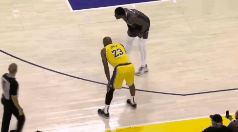 今天湖狼对决见到了NBA三大奇观，1、詹姆斯撞兰德尔，兰德尔犯规。2、詹姆斯撞迪