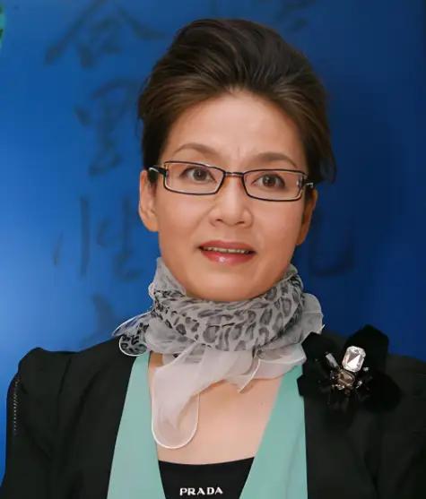 潘虹缓缓说道：“如今我已步入古稀之年，72岁的我每日还要在凌晨三四点便需从睡梦中