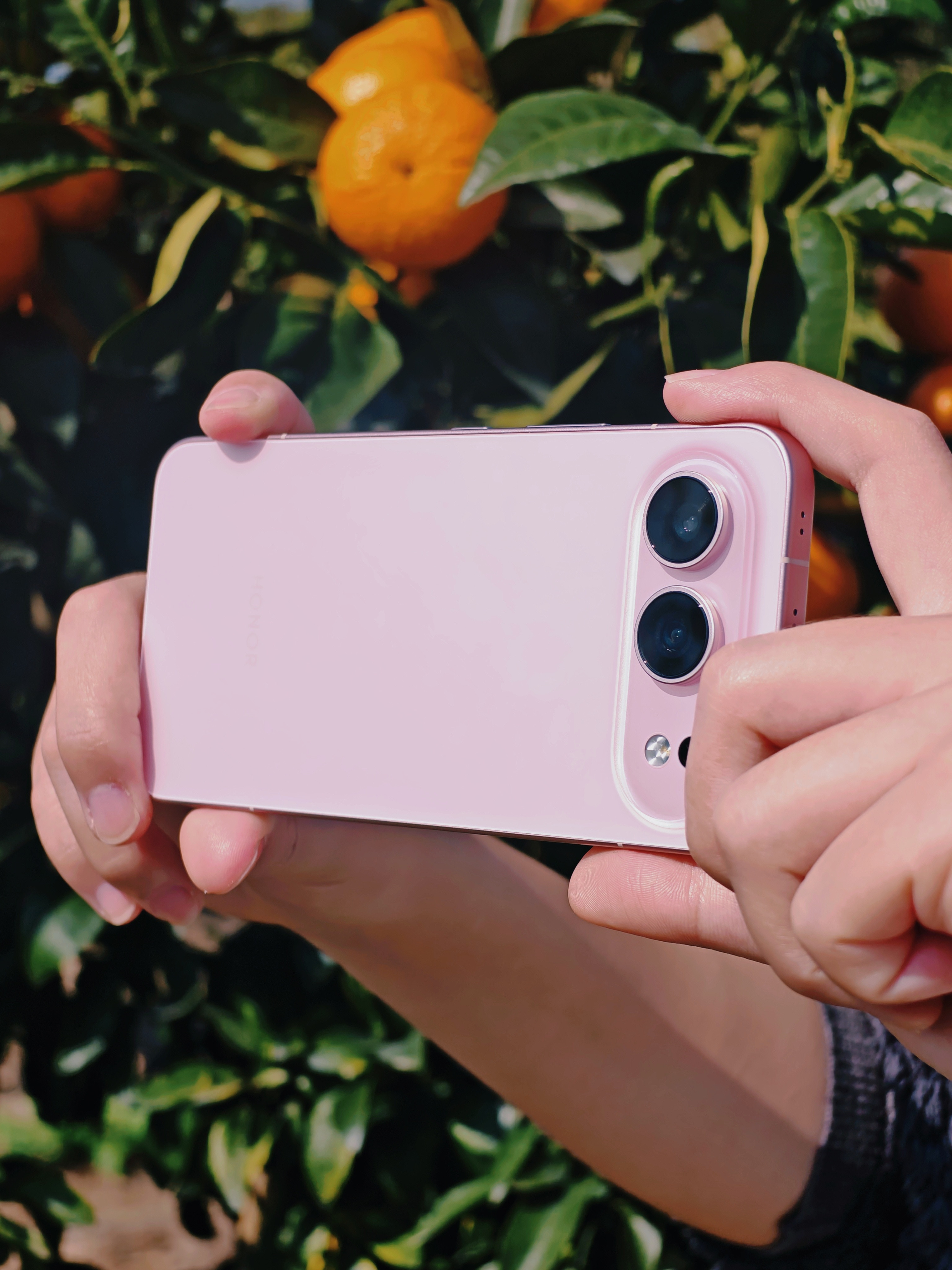 来组荣耀500超级标准版星光粉图赏，这冷雕一体机器太酷了，质感和手感都很出色。