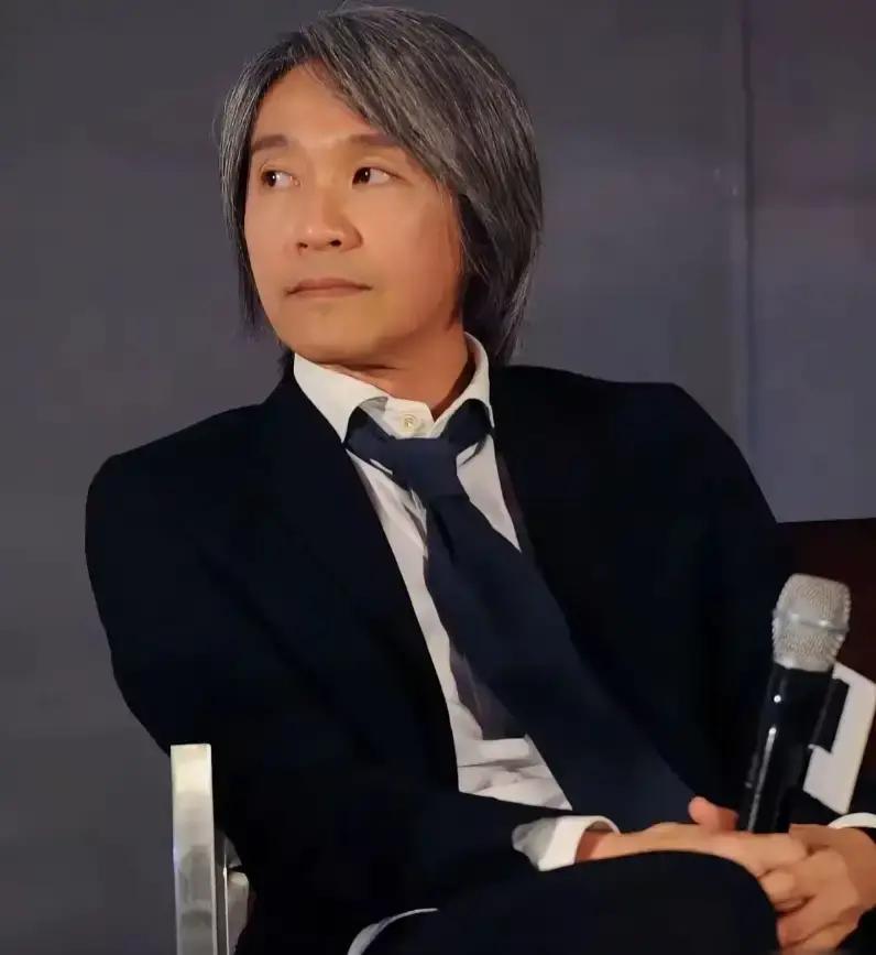 主持人问冯小刚:“娱乐圈里，你最看不惯的人是谁？”冯小刚脱囗而出:“周星驰。”主持人好奇:“为什么？