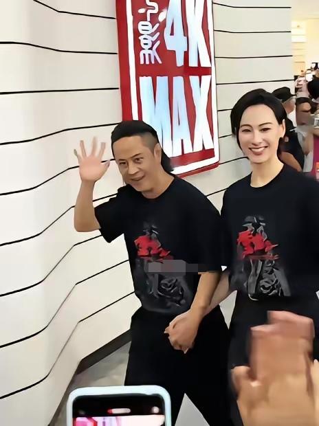 梁洛施这状态就是被爱情滋润的样子，温柔漂亮，一脸幸福甜蜜，笑靥如花肤白貌美的。