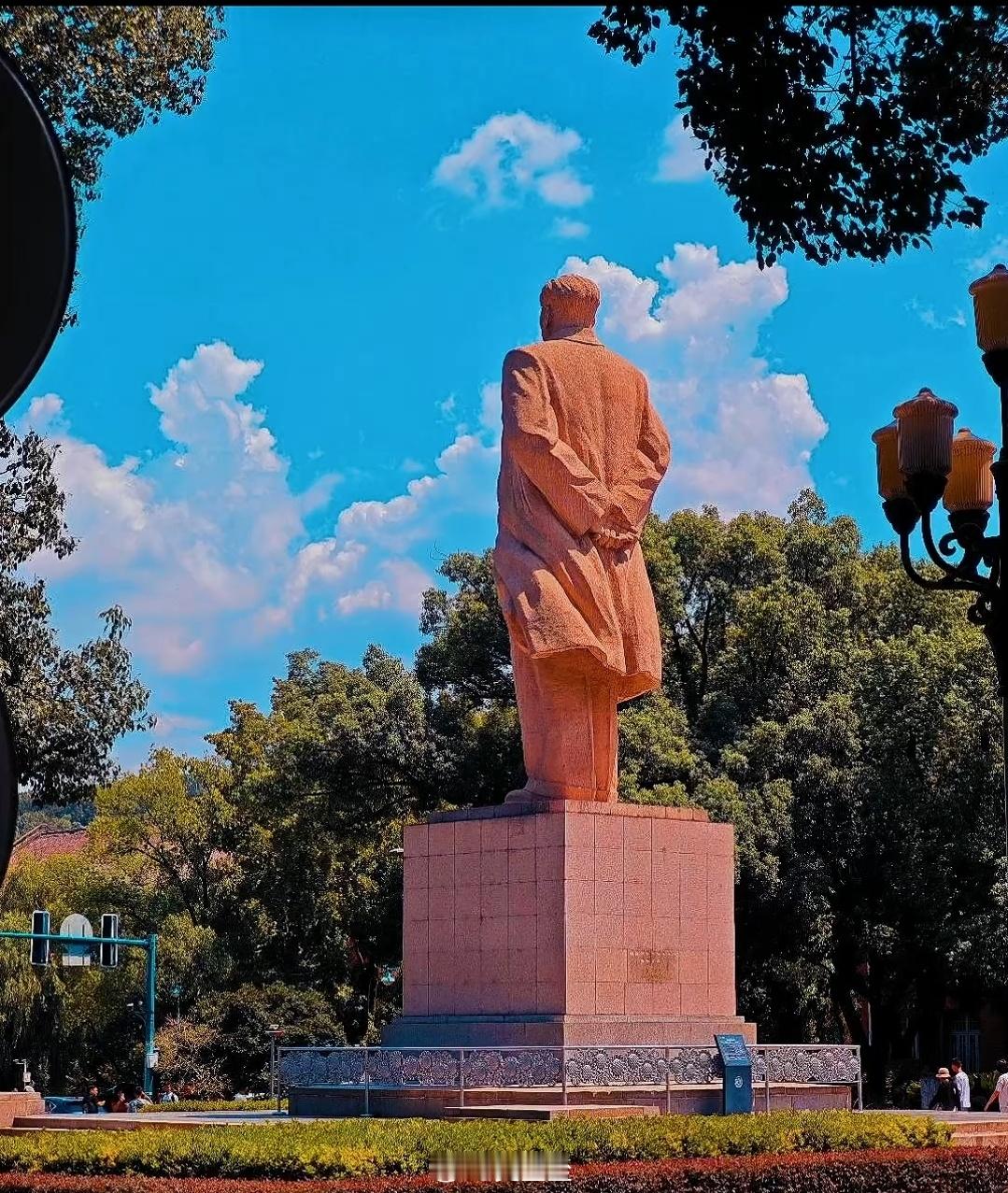 正如教员所言：你太高看他们了，他们懂什么是资本主义？最多是倒退回半封建半殖地社会