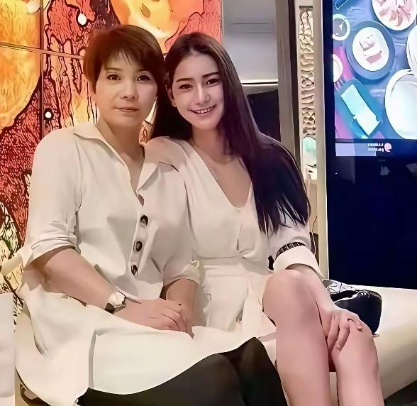 马筱梅成都行，一场家庭与舆论的交织马筱梅去成都，挺热闹的，大家都在关注她。她妈