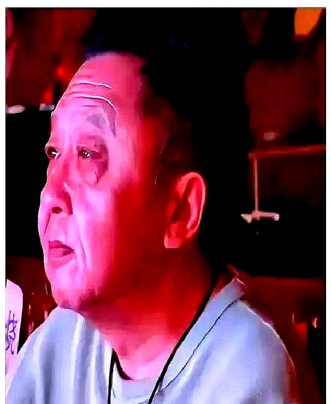 别盯着郭麒麟接捧花了，你真该看看证婚人于谦。一身布衣上台，袖口滑出个东西，懂行的