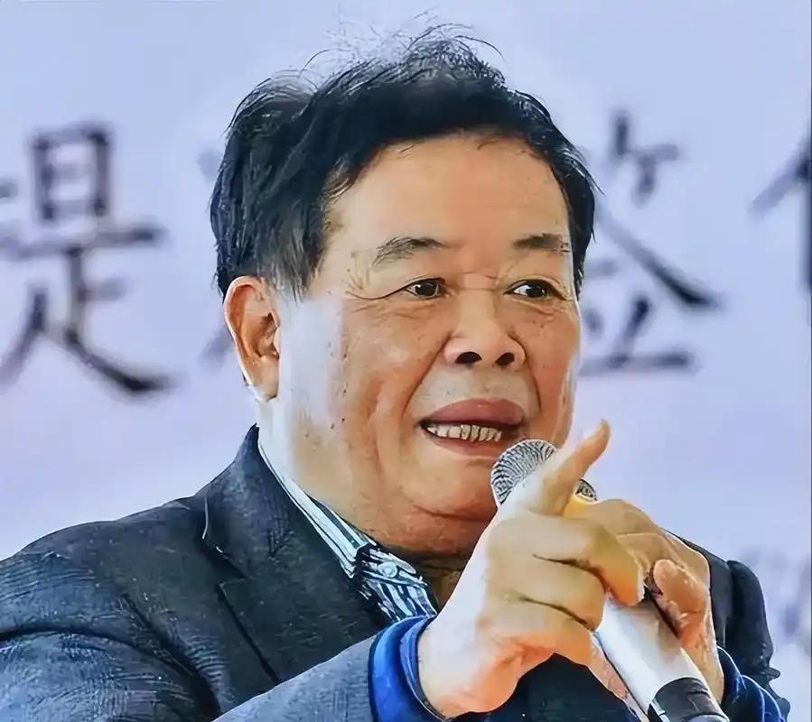 曹德旺陪着王石一同参观万福寺。方丈跟王石说修斋堂要1600万，王石觉得价钱虚高，